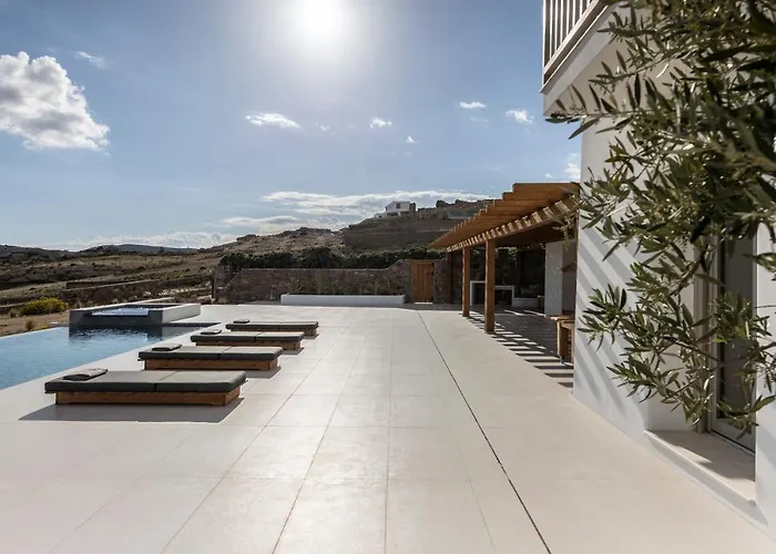 Stephanie With Heated Pool, By Red Windmill