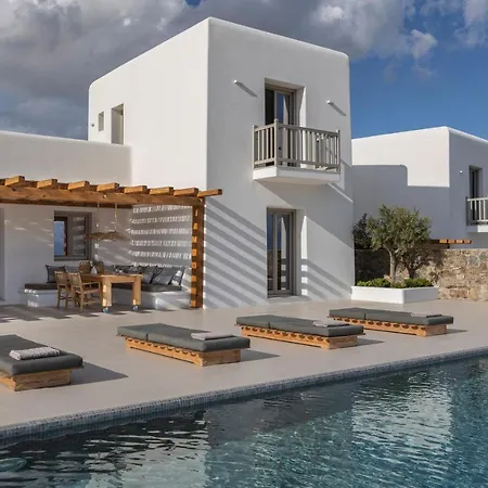 Stephanie With Heated Pool, By Red Windmill カラファティス