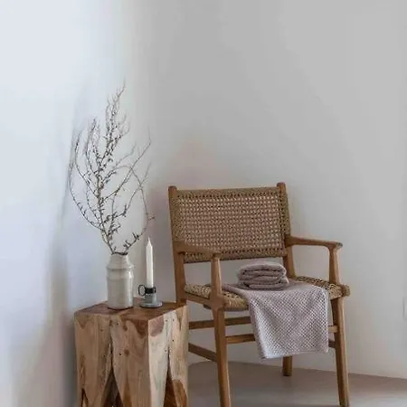 Stephanie With Heated Pool, By Red Windmill カラファティス