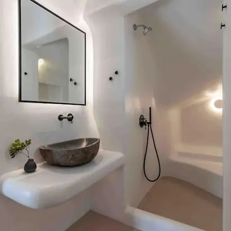 Stephanie With Heated Pool, By Red Windmill