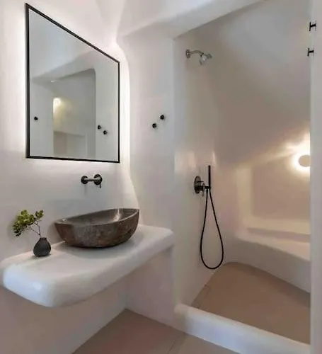 Stephanie With Heated Pool, By Red Windmill